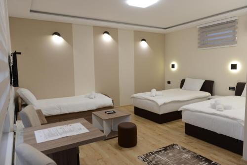 3 twin beds