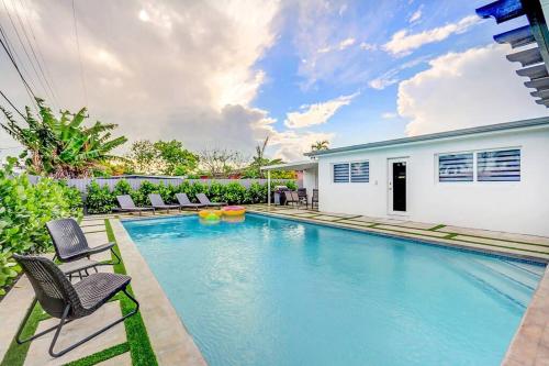Swimming pool, Cozy paradise, with heated pool, near Airport in Miami L20 in Coral Terrace