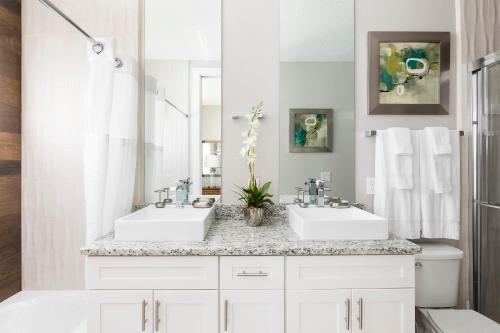 4 BR 4 BA Deluxe Villa 5 min to Disney Vacation in Style - image 6