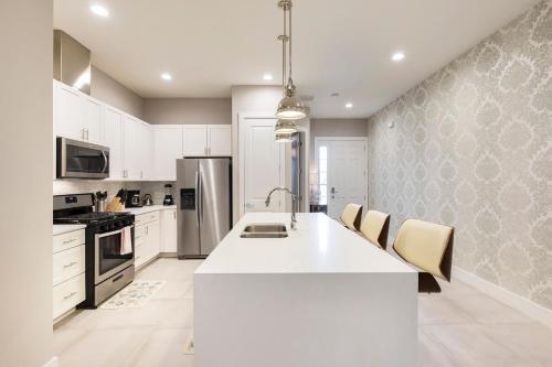 4 BR 4 BA Luxury Villa 5 min to Disney BBQ & Hot Tub - image 11