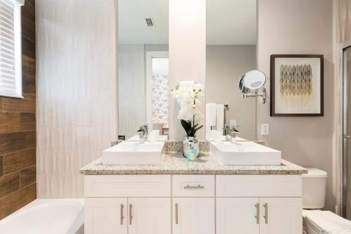 4 BR 4 BA Luxury Villa 5 min to Disney BBQ & Hot Tub - image 6