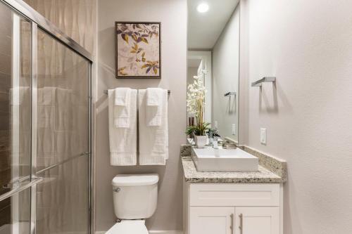 5 BR 6 BA Villa 5 min to Disneyworld Hot Tub BBQ - image 13