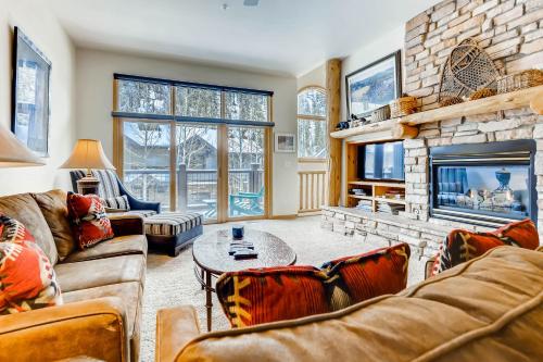 Premiere 2Br Townhome - Shuttle to Slopes, Kids Ski Free! condo