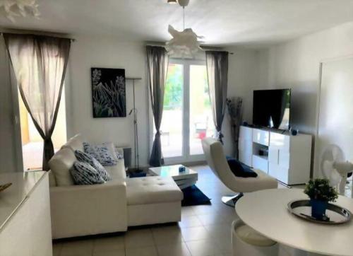 Splendide T3 avec immense terrasse et parking gîte à louer Marseille 13