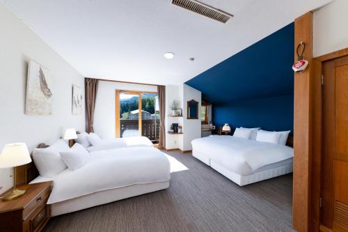 Family Room with Mountain View