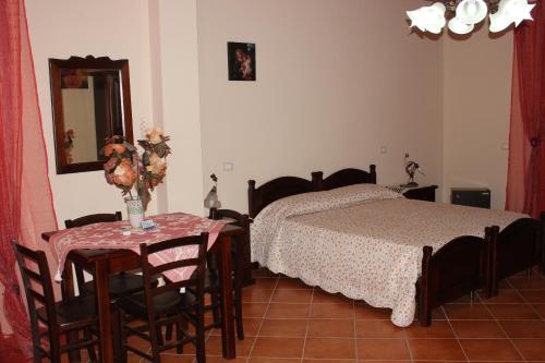 1 queen bed, 2 twin beds