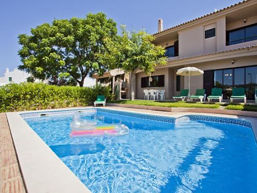 Villa Andre 3 bedroom villa with pool - walking distance to Albufeira gîte à louer Ribeiro do Vale do Paraíso