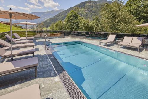 Apartment with Pool View 