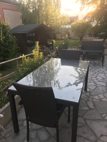 5 mn de l’aéroport et centre ville Maison entière. gîte à louer Notre-Dame-du-Thil