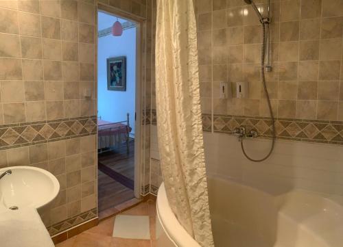 NB Hotel with Free Parking - image 12