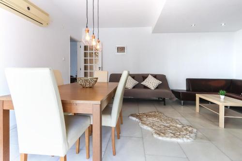 Almirante Terrace by Homing - image 10