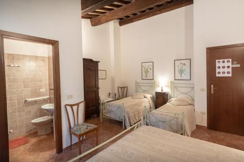 1 queen bed, 2 twin beds