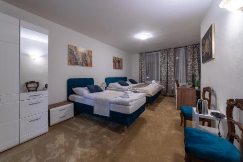 1 queen bed, 1 twin bed