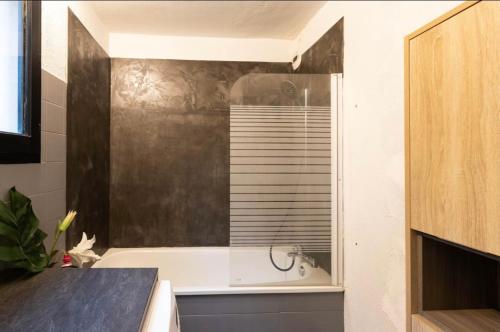 Bathroom, GROOMI Le Valery - Appartement 2 chb et grand exterieur ! in Lemasson