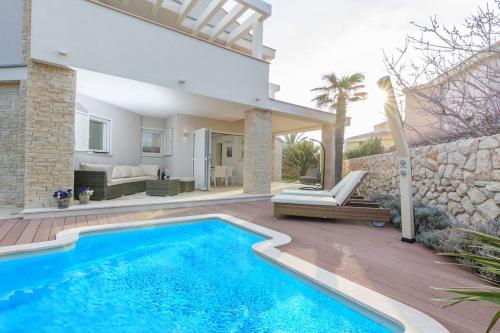 Villa White Rose with private pool – khách sạn tại Stara Novalja
