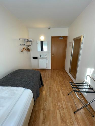 Basic Single Room with Shared Bathroom image 5