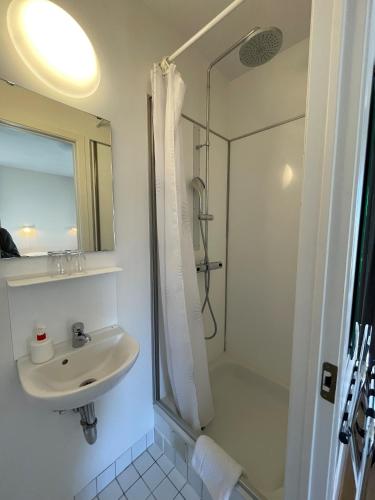 Twin Room with Private Bathroom image 4