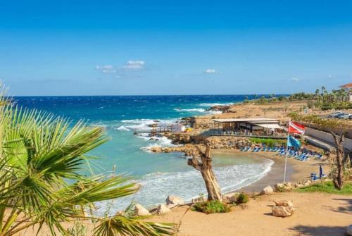 Beach, Luxury spacious holiday Villa with heated swimming pool in Paralimni