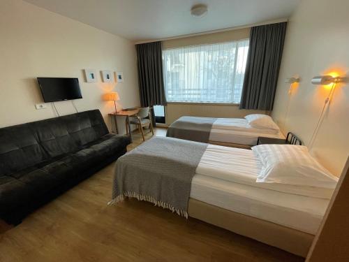 Twin Room with Private Bathroom image 6