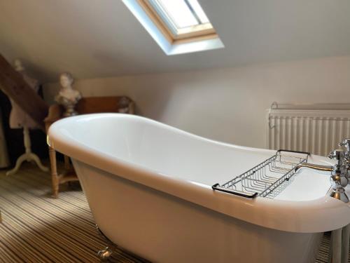 Iekārtas, Betsey Trotwood. Historic stylish 2-bed cottage. in Blundeston