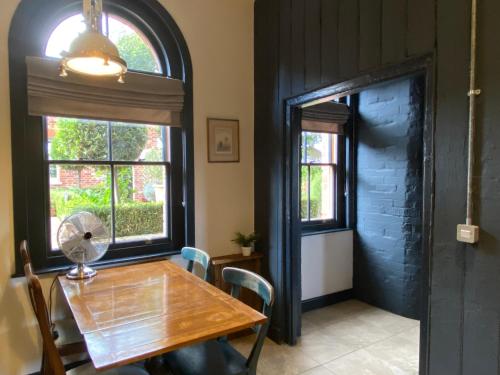 Iekārtas, Betsey Trotwood. Historic stylish 2-bed cottage. in Blundeston