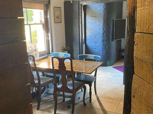 Iekārtas, Betsey Trotwood. Historic stylish 2-bed cottage. in Blundeston