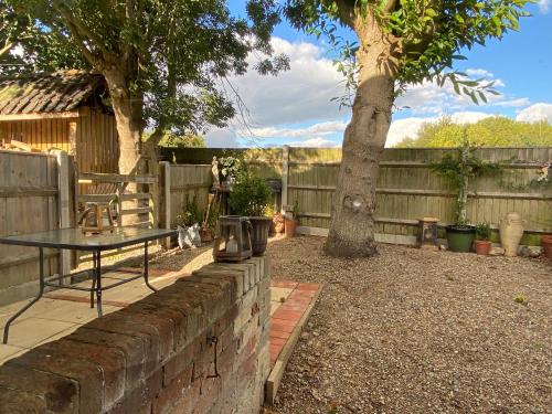 Iekārtas, Betsey Trotwood. Historic stylish 2-bed cottage. in Blundeston