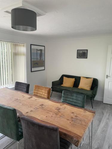 Modern 2 Bedroom private Flat with private parking