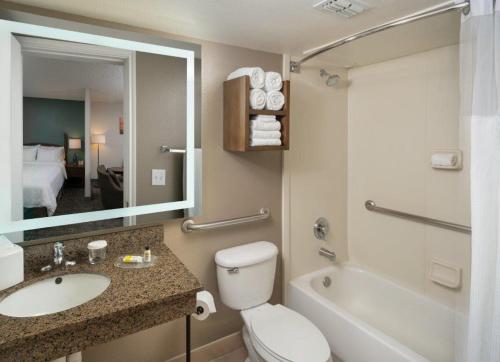 One-Bedroom King Suite with Mobility Accessible Tub