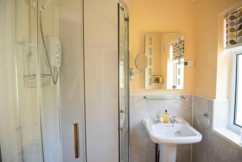Bathroom, Bridleways Guesthouse & Holiday Homes near The Adrenalin Jungle