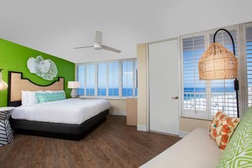 Guestroom, Bellwether Beach Resort in St. Pete Beach (FL)