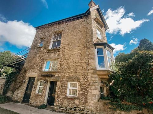 SUNNYSIDE APARTMENT - Spacious 2 Bedroom Ground Floor with Free Parking In Kendal, Cumbria in Kendal Mintsfeet