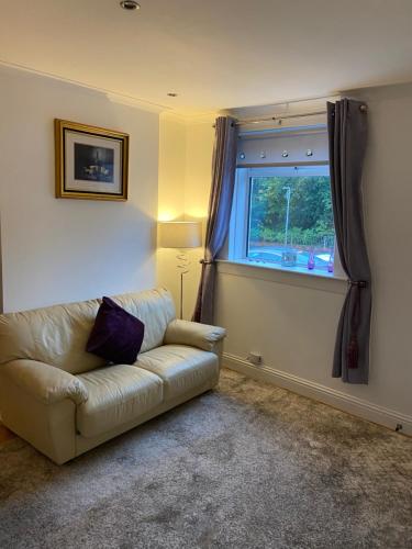 Cheerful One bedroom cottage with parking space.