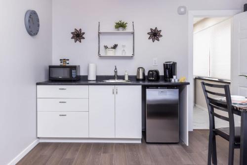 Newly-Renovated - Modern Studio Apartment, Near Downtown Ottawa!