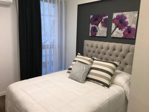 Suite in San Telmo dormitorio en suite con dos baños y balcon a la calle