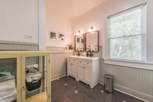 NEW! OWNERS SUITE 4bd/2ba in Tobin Hill Historic Craftsman in San Antonio, USA