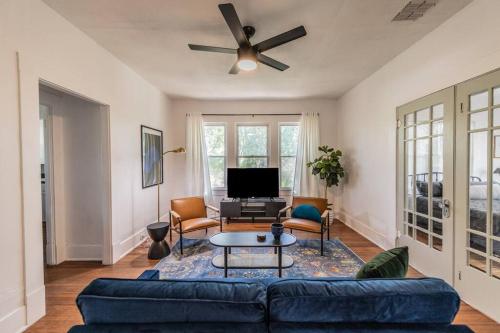 NEW! OWNERS SUITE 4bd/2ba in Tobin Hill Historic Craftsman in San Antonio, USA