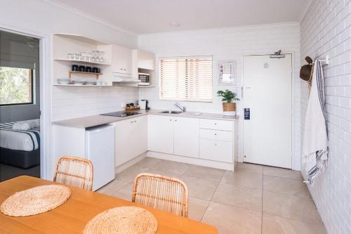 Kitchen, Mollymook Seascape Motel in Mollymook