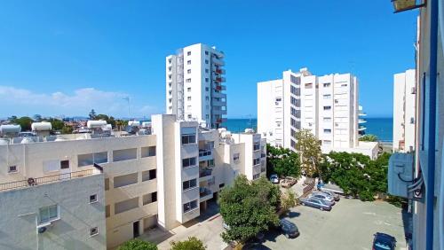 5 min to the Beach Holiday Shared Apartment - private ROOM in 3 bdr Apt 4