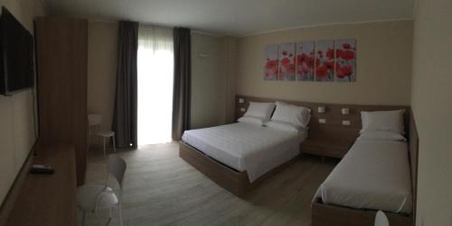 1 queen bed, 1 twin bed