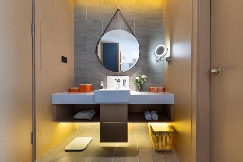 Double Room with Lake View image 3