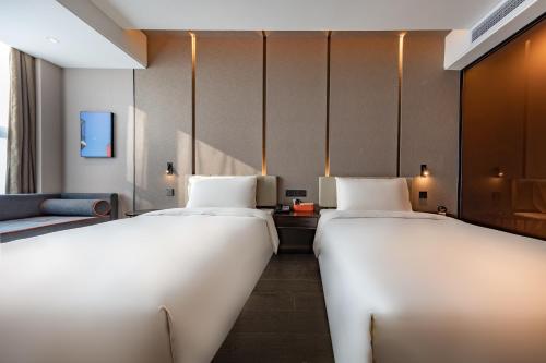 Twin Room with Lake View image 3