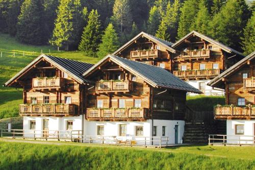Chalet on Zettersfeld with Dolomites Views in Obernussdorf, Österreich