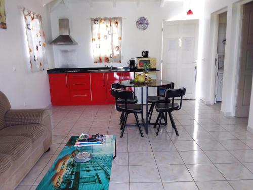 Maison chaleureuse à Le Moule avec piscine partagée (Maison chaleureuse a Le Moule avec piscine partagee) in Λε Μούλ