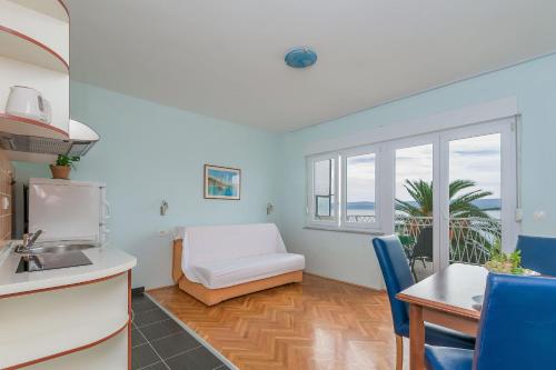 One-Bedroom Apartment with Sea View image 8