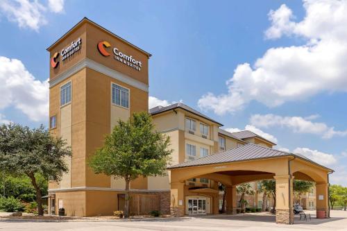 Comfort Inn & Suites Near Six Flags & Medical Center