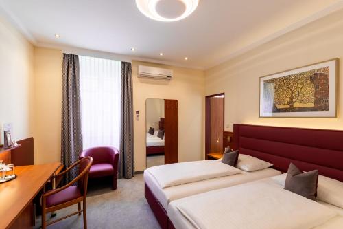 Double Room COMFORT courtyard view image 4