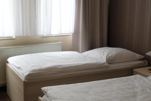 2 twin beds