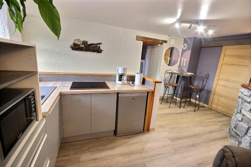 Kitchen, Spa et romance a Molliebon near Maison des Artisans
