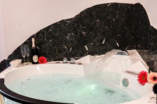 Whirlpool, Comfort Zone Naples in Molo Beverello